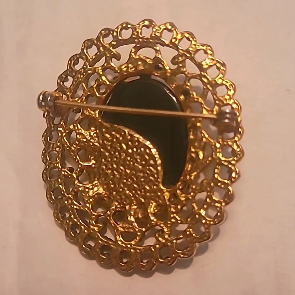 Brooch Vintage Black Bead  Cabachon gold filagree setting  flower embellished